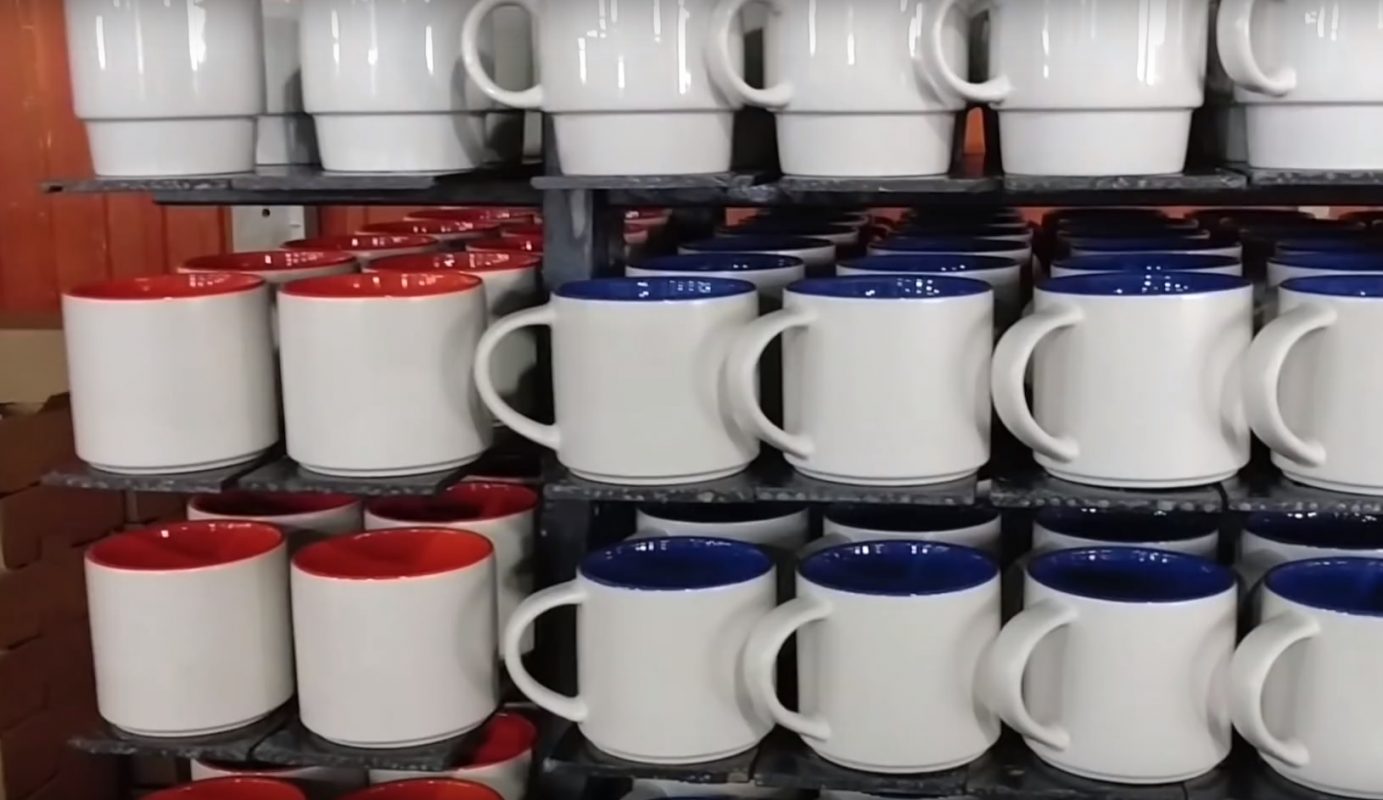 Fırından çıkan baskılı kupalar paketlemeye hazır