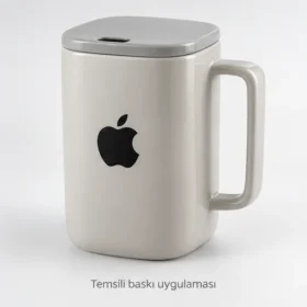 Akyaka Kulplu Kapaklı Seramik Kupa: Apple logosuyla dış yüzeyde temsili baskı uygulaması; gerçek müşteri işi veya marka onayı değildir
