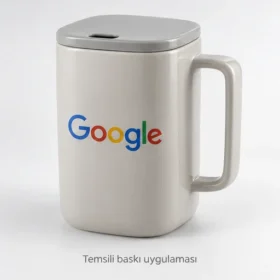Akyaka Kulplu Kapaklı Seramik Kupa: Google logosuyla dış yüzeyde temsili baskı uygulaması; gerçek müşteri işi veya marka onayı değildir