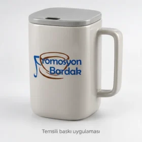 Akyaka Kulplu Kapaklı Seramik Kupa: Promosyon Bardak logosuyla dış yüzeyde temsili baskı uygulaması