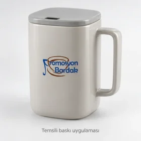 Akyaka Kulplu Kapaklı Seramik Kupa: Promosyon Bardak logosunun daha küçük farklı dış yerleşimde temsili baskı uygulaması