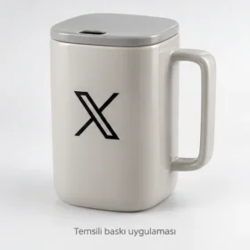 Akyaka Kulplu Kapaklı Seramik Kupa: X logosuyla dış yüzeyde temsili baskı uygulaması; gerçek müşteri işi veya marka onayı değildir