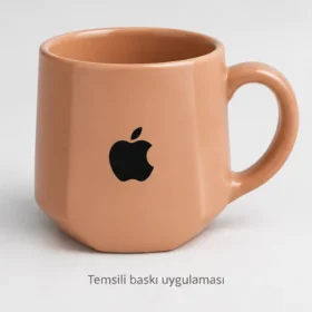 Alaçatı Üç Yüzlü Seramik Kupa: Apple logosuyla dış yüzeyde temsili baskı uygulaması; gerçek müşteri işi veya marka onayı değildir