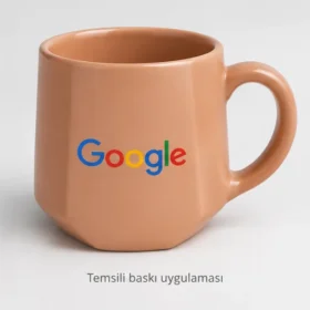 Alaçatı Üç Yüzlü Seramik Kupa: Google logosuyla dış yüzeyde temsili baskı uygulaması; gerçek müşteri işi veya marka onayı değildir