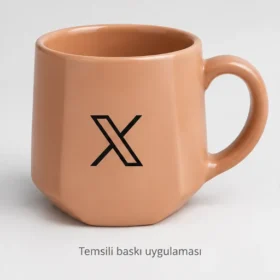 Alaçatı Üç Yüzlü Seramik Kupa: X logosuyla dış yüzeyde temsili baskı uygulaması; gerçek müşteri işi veya marka onayı değildir