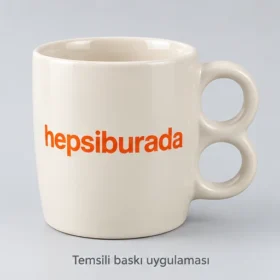 Alucra Çift Halkalı Stoneware Kupa, krem dış ve iç renk önerisi ve Hepsiburada logosuyla temsili baskı uygulaması. Renk ve uygulama numuneyle teyit edilir; gerçek müşteri siparişi fotoğrafı değildir.