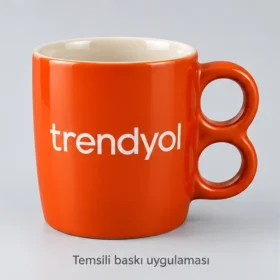 Alucra Çift Halkalı Stoneware Kupa, turuncu dış, krem iç renk önerisi ve Trendyol logosuyla temsili baskı uygulaması. Renk ve uygulama numuneyle teyit edilir; gerçek müşteri siparişi fotoğrafı değildir.