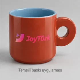 Ardanuç Disk Kulplu Stoneware Kupa: JoyTürk logosunun dış yüzeyde temsili baskı uygulaması; üretilmiş numune veya gerçek müşteri siparişi fotoğrafı değildir.