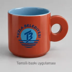 Ardanuç Disk Kulplu Stoneware Kupa: Tuzla Belediyesi logosunun dış yüzeyde temsili baskı uygulaması; üretilmiş numune veya gerçek müşteri siparişi fotoğrafı değildir.