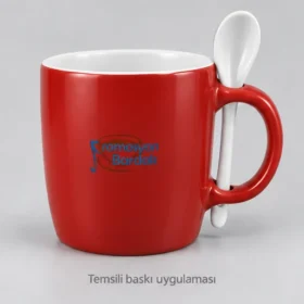 Artvin Kaşıklı Seramik Kupa: Promosyon Bardak logosunun dış yüzeyde temsili baskı uygulaması; üretilmiş numune veya gerçek müşteri siparişi fotoğrafı değildir.