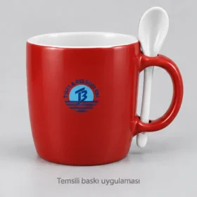 Artvin Kaşıklı Seramik Kupa: Tuzla Belediyesi logosunun dış yüzeyde temsili baskı uygulaması; üretilmiş numune veya gerçek müşteri siparişi fotoğrafı değildir.