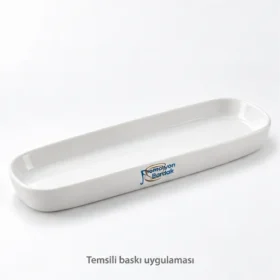 Avanos Uzun Sunum Tabağı dış duvarında Promosyon Bardak logosuyla temsili baskı uygulaması; gerçek müşteri işi veya marka onayı değildir