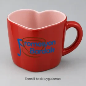 Bayburt Kalp Kesitli Seramik Kupa: Promosyon Bardak logosunun dış yüzeyde temsili baskı uygulaması; üretilmiş numune veya gerçek müşteri siparişi fotoğrafı değildir.