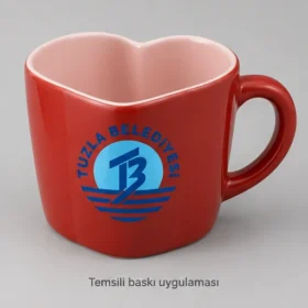 Bayburt Kalp Kesitli Seramik Kupa: Tuzla Belediyesi logosunun dış yüzeyde temsili baskı uygulaması; üretilmiş numune veya gerçek müşteri siparişi fotoğrafı değildir.