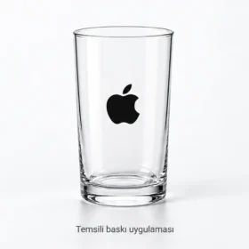 Apple logosunun Bebek cam su bardağı üzerinde temsili baskı uygulaması; gerçek müşteri işi veya marka onayı değildir