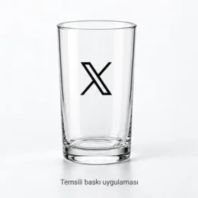 X logosunun Bebek cam su bardağı üzerinde temsili baskı uygulaması; gerçek müşteri işi veya marka onayı değildir