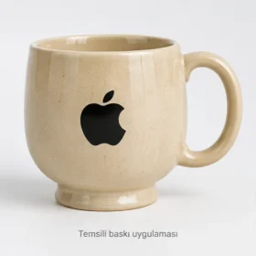 Bozcaada Ayaklı Seramik Kupa: Apple logosuyla dış yüzeyde temsili baskı uygulaması; gerçek müşteri işi veya marka onayı değildir