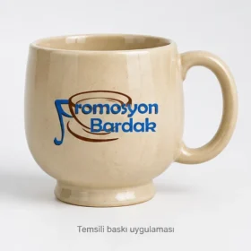 Bozcaada Ayaklı Seramik Kupa: Promosyon Bardak logosuyla dış yüzeyde temsili baskı uygulaması