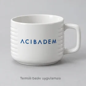 Cide Bone Porselen Yatay Oluklu Kupa: Acıbadem logosunun dış yüzeyde temsili baskı uygulaması; üretilmiş numune veya gerçek müşteri siparişi fotoğrafı değildir.