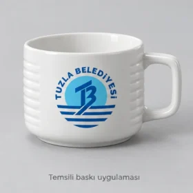 Cide Bone Porselen Yatay Oluklu Kupa: Tuzla Belediyesi logosunun dış yüzeyde temsili baskı uygulaması; üretilmiş numune veya gerçek müşteri siparişi fotoğrafı değildir.