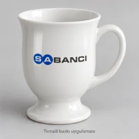 Cumalıkızık Porselen Kaideli Lale Kupa: Sabancı logosunun dış yüzeyde temsili baskı uygulaması; üretilmiş numune veya gerçek müşteri siparişi fotoğrafı değildir.