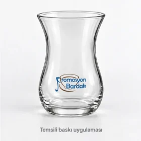 Promosyon Bardak logosunun Emirgan cam çay bardağı üzerinde temsili baskı uygulaması — alt ön konum; gerçek müşteri işi veya marka onayı değildir