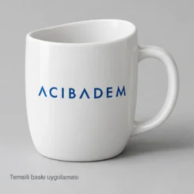 Enez Asimetrik Ağızlı Porselen Kupa: Acıbadem logosunun dış yüzeyde temsili baskı uygulaması; üretilmiş numune veya gerçek müşteri siparişi fotoğrafı değildir.