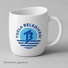 Enez Asimetrik Ağızlı Porselen Kupa: Tuzla Belediyesi logosunun dış yüzeyde temsili baskı uygulaması; üretilmiş numune veya gerçek müşteri siparişi fotoğrafı değildir.