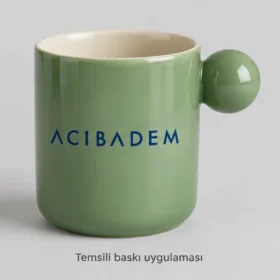 Gümüşhane Küre Tutamaklı Stoneware Kupa: Acıbadem logosunun dış yüzeyde temsili baskı uygulaması; üretilmiş numune veya gerçek müşteri siparişi fotoğrafı değildir.