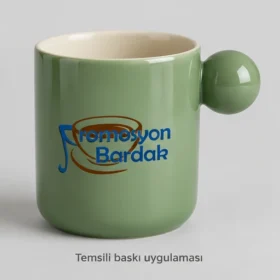 Gümüşhane Küre Tutamaklı Stoneware Kupa: Promosyon Bardak logosunun dış yüzeyde temsili baskı uygulaması; üretilmiş numune veya gerçek müşteri siparişi fotoğrafı değildir.