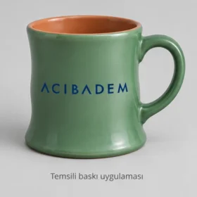 Hopa İnce Belli Stoneware Kupa: Acıbadem logosunun dış yüzeyde temsili baskı uygulaması; üretilmiş numune veya gerçek müşteri siparişi fotoğrafı değildir.