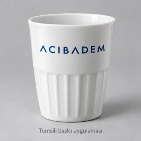 İnebolu Kulpsuz Bistro Porselen Kupa: Acıbadem logosunun dış yüzeyde temsili baskı uygulaması; üretilmiş numune veya gerçek müşteri siparişi fotoğrafı değildir.