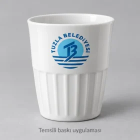 İnebolu Kulpsuz Bistro Porselen Kupa: Tuzla Belediyesi logosunun dış yüzeyde temsili baskı uygulaması; üretilmiş numune veya gerçek müşteri siparişi fotoğrafı değildir.
