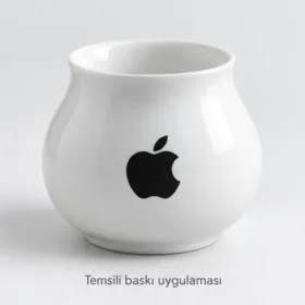 İznik Kulpsuz Tadım Fincanı: Apple logosuyla dış yüzeyde temsili baskı uygulaması; gerçek müşteri işi veya marka onayı değildir
