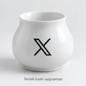 İznik Kulpsuz Tadım Fincanı: X logosuyla dış yüzeyde temsili baskı uygulaması; gerçek müşteri işi veya marka onayı değildir
