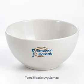 Kazdağı Derin Noodle Kasesi dış duvarında Promosyon Bardak logosuyla temsili baskı uygulaması; gerçek müşteri işi veya marka onayı değildir