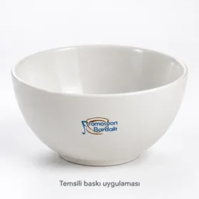Kazdağı Derin Noodle Kasesi dış duvarında Promosyon Bardak logosuyla temsili baskı uygulaması; gerçek müşteri işi veya marka onayı değildir