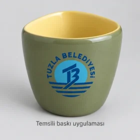 Niksar Üçgen Kesitli Stoneware Kupa: Tuzla Belediyesi logosunun dış yüzeyde temsili baskı uygulaması; üretilmiş numune veya gerçek müşteri siparişi fotoğrafı değildir.