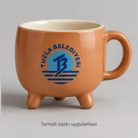 Oltu Üç Ayaklı Stoneware Kupa: Tuzla Belediyesi logosunun dış yüzeyde temsili baskı uygulaması; üretilmiş numune veya gerçek müşteri siparişi fotoğrafı değildir.