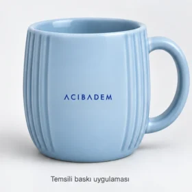Seferihisar Oluklu Seramik Kupa: Acıbadem logosunun dış ön yüzeyde küçük temsili baskı uygulaması; gerçek müşteri siparişi veya marka onayı değildir.