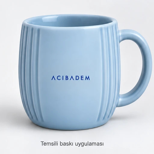 Seferihisar Oluklu Seramik Kupa: Acıbadem logosunun dış ön yüzeyde küçük temsili baskı uygulaması; gerçek müşteri siparişi veya marka onayı değildir.
