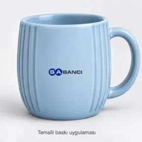 Seferihisar Oluklu Seramik Kupa: Sabancı logosunun dış ön yüzeyde küçük temsili baskı uygulaması; gerçek müşteri siparişi veya marka onayı değildir.