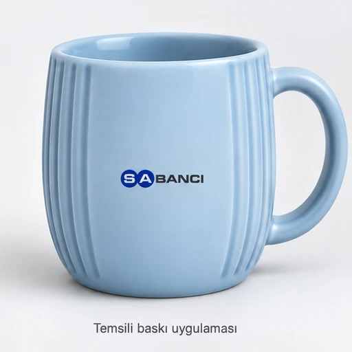 Seferihisar Oluklu Seramik Kupa: Sabancı logosunun dış ön yüzeyde küçük temsili baskı uygulaması; gerçek müşteri siparişi veya marka onayı değildir.