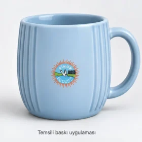 Seferihisar Oluklu Seramik Kupa: Sinop Belediyesi logosunun dış ön yüzeyde küçük temsili baskı uygulaması; gerçek müşteri siparişi veya marka onayı değildir.