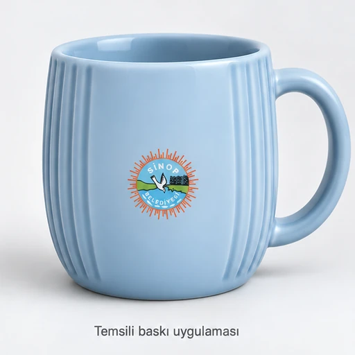 Seferihisar Oluklu Seramik Kupa: Sinop Belediyesi logosunun dış ön yüzeyde küçük temsili baskı uygulaması; gerçek müşteri siparişi veya marka onayı değildir.