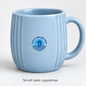 Seferihisar Oluklu Seramik Kupa: Tuzla Belediyesi logosunun dış ön yüzeyde küçük temsili baskı uygulaması; gerçek müşteri siparişi veya marka onayı değildir.
