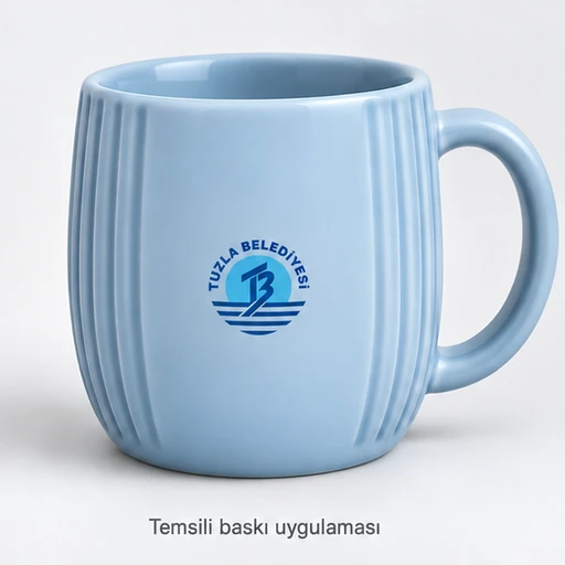 Seferihisar Oluklu Seramik Kupa: Tuzla Belediyesi logosunun dış ön yüzeyde küçük temsili baskı uygulaması; gerçek müşteri siparişi veya marka onayı değildir.