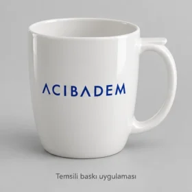 Sığacık Bone Porselen Tablalı Kulplu Kupa: Acıbadem logosunun dış yüzeyde temsili baskı uygulaması; üretilmiş numune veya gerçek müşteri siparişi fotoğrafı değildir.