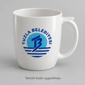 Sığacık Bone Porselen Tablalı Kulplu Kupa: Tuzla Belediyesi logosunun dış yüzeyde temsili baskı uygulaması; üretilmiş numune veya gerçek müşteri siparişi fotoğrafı değildir.