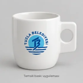 Şile Bone Porselen Delikli Tabla Kulplu Kupa: Tuzla Belediyesi logosunun dış yüzeyde temsili baskı uygulaması; üretilmiş numune veya gerçek müşteri siparişi fotoğrafı değildir.
